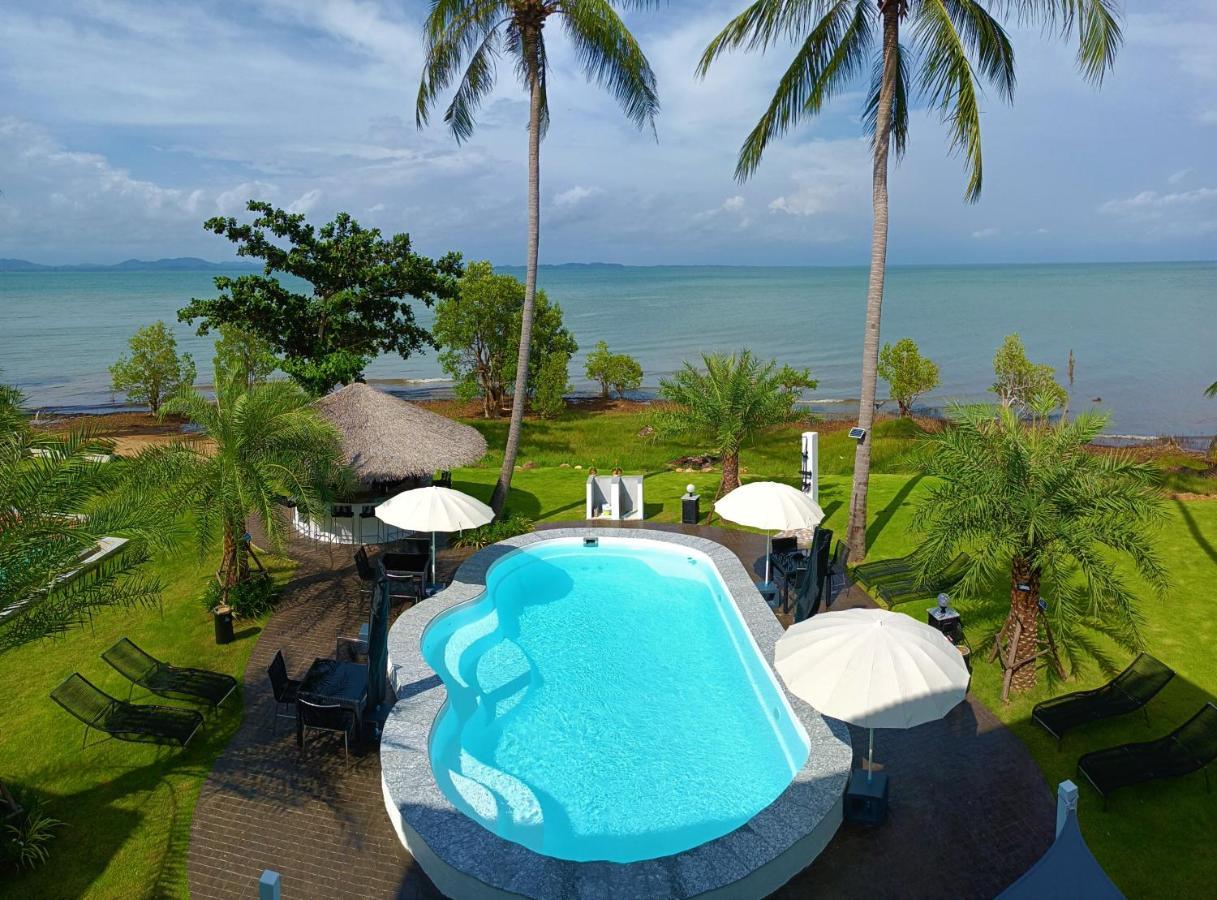 Apartment Beachfront Pool And